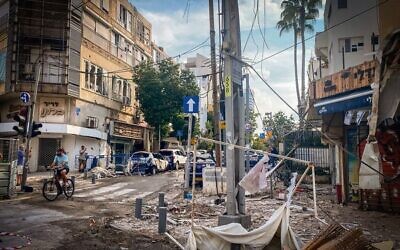 Rubble in central Tel Aviv from a rocket fired from Gaza on October 8. Photo: Avshalom Sassoni/Flash90