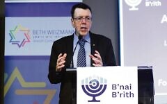 Greg Sheridan, speaking at a B'nai B'rith Armchair Society function at 
Beth Weizmann Community Centre. Photo: Peter Haskin