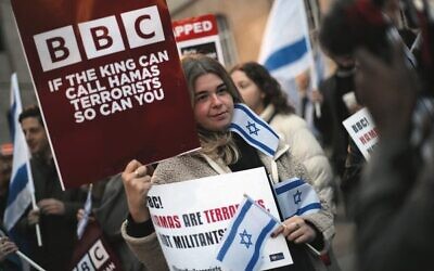 Protesters holding placards and Israeli flags join a gathering outside the headquarters of the BBC in London on October 16. Photo: Daniel Leal / AFP