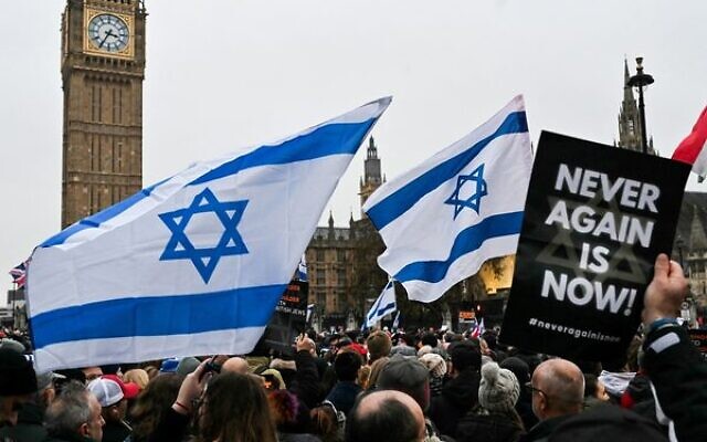Protesters wave Israeli flags and hold placards in front of the UK Houses of Parliament in central London on November 26. Photo: Justin Tallis / AFP