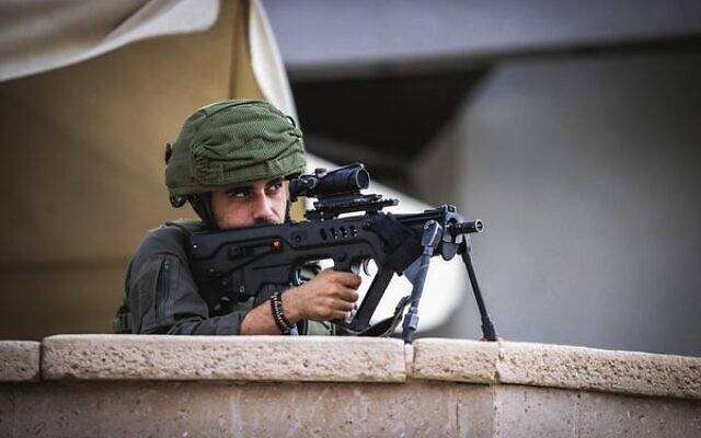 An Israeli soldier on patrol in the southern city of Sderot, October 11, 2023. Photo: Oren Ben Hakoon/Flash90