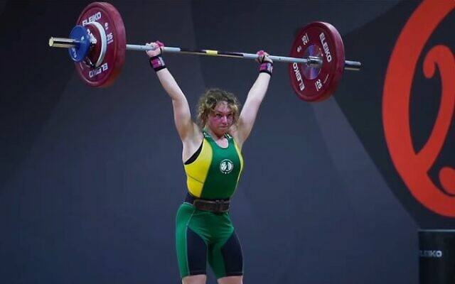 Ashley Kolomoisky executing a successful lift at the 2024 Oceania Weightlifting Championships.
Photo: Screenshot from live stream by Weightlifting NZ