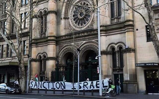 Protesters outside The Great Synagogue in Sydney.