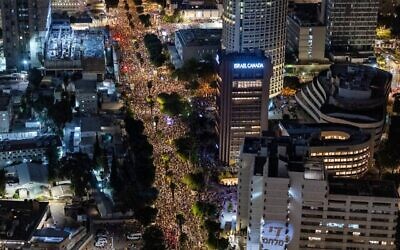 People gather at Hostages Square in Tel Aviv, during a rally calling for the release of hostages held in Gaza, August 17, 2025. (Chaim Goldberg/ Flash90)