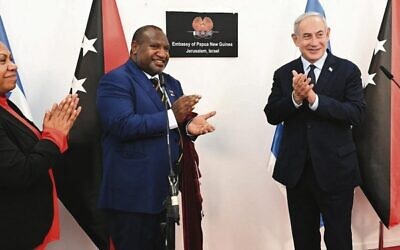 Israeli Prime Minister Benjamin Netanyahu (right) and his Papua New Guinean counterpart James Marape open Papua New Guinea's embassy in Jerusalem in September 2023.
 Photo: Haim Zach/GPO