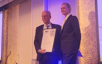 Prof Ariel Porat presents the TAU President's Award to Sarah Murdoch.