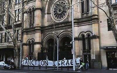 Protesters outside The Great Synagogue in Sydney in 2024.