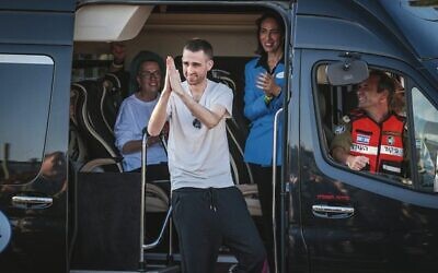 Released hostage Avinatan Or arrives at Beilinson Hospital. Photo: Yossi Aloni/Flash90