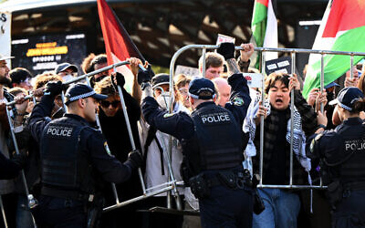 Protesters clash with Police at the defence expo at the ICC Sydney, on Tuesday, November 4, 2025. Photo: AAP Image/Bianca De Marchi Protesters clash with Police at the defence expo at the ICC Sydney, on Tuesday, November 4, 2025. Photo: AAP Image/Bianca De Marchi