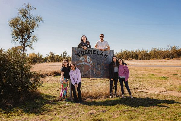 Derech Eretz participants at the Toomelah sign. Derech Eretz participants at the Toomelah sign.