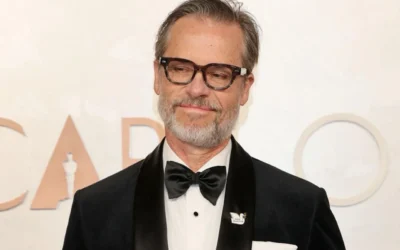 Guy Pearce wearing a Free Palestine pin at the 2025 Oscars.