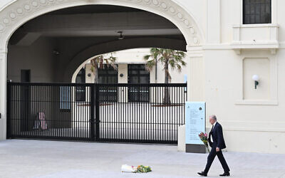 Anthony Albanese lays flowers at Bondi Pavilion on Monday. Photo: AAP Image/Dean Lewins