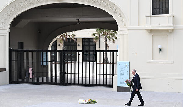 Anthony Albanese lays flowers at Bondi Pavilion on Monday. Photo: AAP Image/Dean Lewins Anthony Albanese lays flowers at Bondi Pavilion on Monday. Photo: AAP Image/Dean Lewins