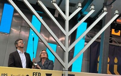 L to R: Melbourne Lord Mayor Nick Reece and Victorian Premier Jacinta Allan lighten the menorah at Pillars of Light in Federation Square.