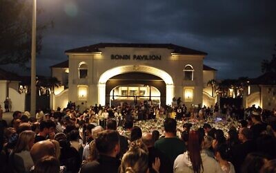 People pay their respects at Bondi Pavilion on December 16, 2025. Photo: Nadine Saacks