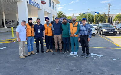 Danny Gluck, Rabbi Daniel Rabin, David Southwick MP, Shlomo Nathanson, Fred Bergman with Australian Sikh Support providing donations to bushfire affected communities.
