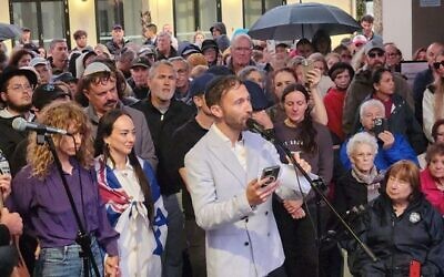 Rabbi Yossi Friedman reads the names of the 15 killed at Bondi.