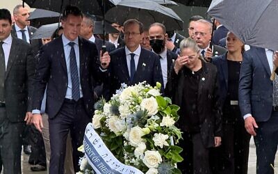 Israeli President Isaac Herzog arrives at Bondi Pavilion with NSW Premier Chris Minns. Photo: Jessica Abelsohn