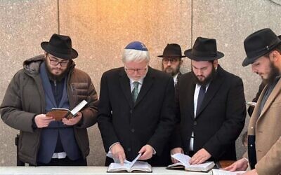 Rabbi Levi Berger, Ambassador Kevin Rudd, Yanky Super and Rabbi Mendy Berger pray by the resting place of the Rebbe. Photo: Chabad.org