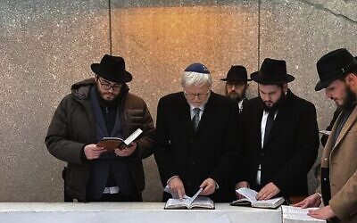Rabbi Levi Berger, Ambassador Kevin Rudd, Yanky Super and Rabbi Mendy Berger pray by the resting place of the Rebbe. Photo: Chabad.org