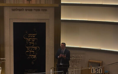 Steve Kamper speaking at Chabad of Bondi.
