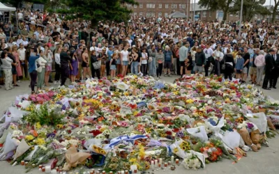 Mourners gather by floral tributes at the Bondi Pavilion in memory of the victims of a terror attack targeting the Jewish community at Bondi Beach in Sydney on December 15, 2025. (Saeed KHAN / AFP)