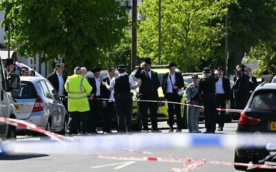 Local residents look on from outside a cordoned off area following a stabbing attack in the Golders Green neighbourhood of north London on April 29, 2026. Photo: Justin Tallis / AFP