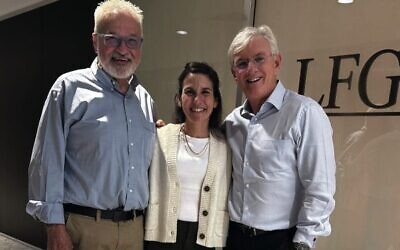 Dr Naama Pines-Schwartz (centre) with Steven Lowy (right) and AUSiMED Patron, Emeritus Professor Leslie White. Photo: supplied.