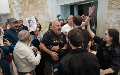 Pro-government bereaved families protest outside the High Court in Jerusalem on April 23, 2026, during a hearing on the establishment of a state commission of inquiry into security failures surrounding the Hamas-led onslaught of October 7, 2023. (Yonatan Sindel/Flash90)