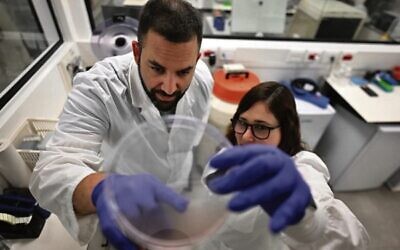 Professor Assaf Zinger (left) with PhD candidate Ofri Vizenblit. 
Photo: Rami Shelush/Technion