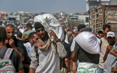 Displaced Palestinians carry food parcels as they raid trucks carrying humanitarian aid in Khan Younis, in the southern Gaza Strip on August 9, 2025. Photo: AFP