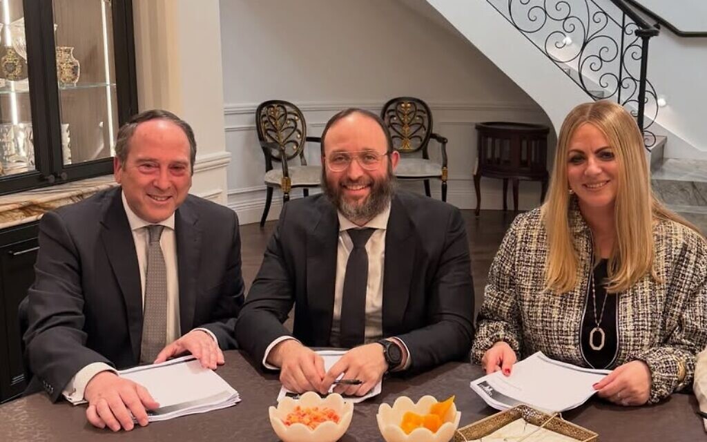Rabins sign contracts with Caulfield Shule