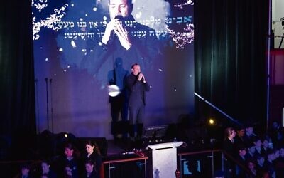 Shai Abramson sings with Chutney and the Moriah College primary choir.Photo: Giselle Haber Photography