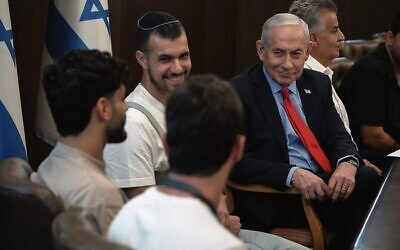 Israeli PM Benjamin Netanyahu meets with reserve combat soldiers from the Support Our Soldiers association on Sunday. Photo: Ma'ayan Toaf/GPO