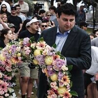 Will Nemesh lays a wreath at Bondi.