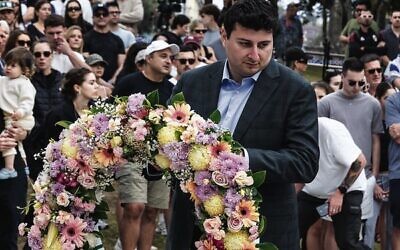 Will Nemesh lays a wreath at Bondi.