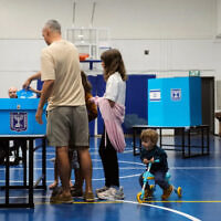 Voters cast their ballots at a polling station in Jerusalem, October 27, 2026. Photo: AP Photo/Ohad Zwigenberg