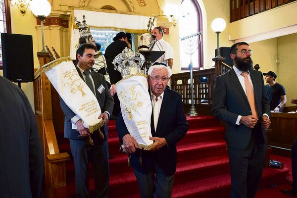 Frank Lowy carries a new Sefer Torah at a siyum marking 100 years of Newtown Synagogue in 2019. Photo: Richard Weinstein Frank Lowy carries a new Sefer Torah at a siyum marking 100 years of Newtown Synagogue in 2019. Photo: Richard Weinstein