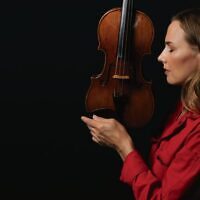 Violinist Satu Vänskä. 
Photo: Agatha Yim