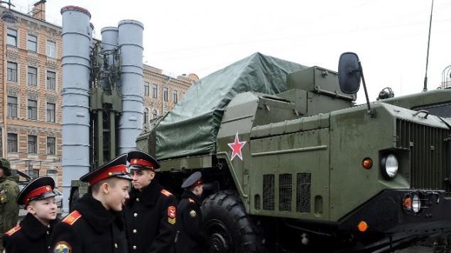 جنود بجانب نظام صواريخ اس-300 الروسي خلال معرض عسكري في سانت بطرسبرغ، 20 فبراير 2015 (AFP/OLGA MALTSEVA)