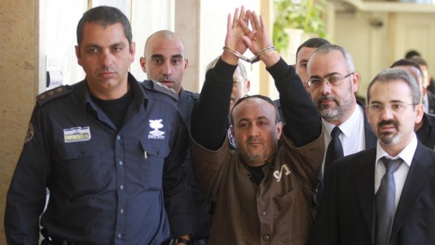 مروان البرغوثي، القيادي في حركة فتح، تصطحبه الشرطة الإسرائيلية إلى قاعة المحكمة المركزية في القدس للإدلاء بشهادته في دعوى مدنية أمريكية ضد القيادة الفلسطينية، في يناير 2012. (Flash90)