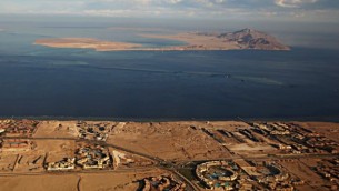 جيرة تيران، في مقدمة الصورة، وجزيرة صنافير، في خلفية الصورة، اللتان تقعان في مضيق تيران بين شبه جزيرة سيناء المصرية والسعودية. (Stringer/AFP/Getty Images, via JTA)