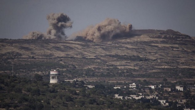 انفجارات من المعارك في سوريا كما تظهر من على الجانب الإسرائيلي للحدود في هضبة الجولان، 16 يونيو، 2015. (Basel Awidat/Flash90)
