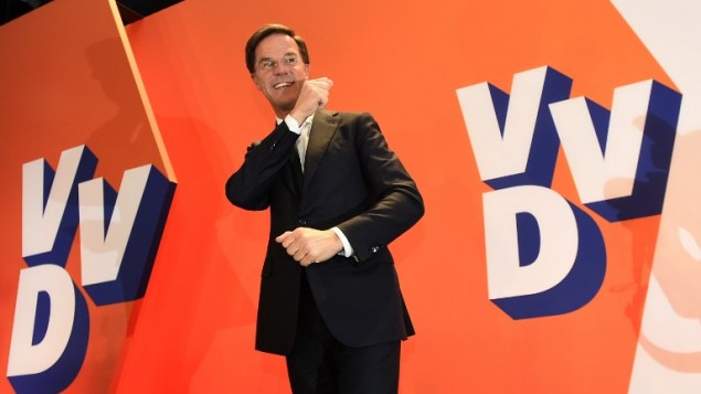 رئيس الوزراء الهولندي وزعيم الحزب الليبرالي مارك روتي يصل لإلقاء خطابه بعد فوزه في الإنتخابات العامة في لاهاي، 15 مارس، 2017. (AFP PHOTO / JOHN THYS)