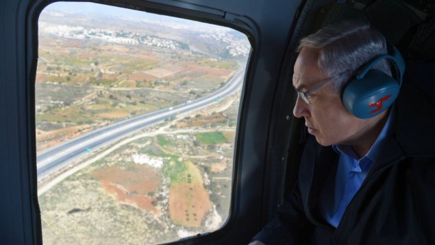 رئيس الوزراء بنيامين نتنياهو بطريقه الى كتلة عتصيون الاستيطانية في الضفة الغربية على متن مروحية، 23 نوفمبر 2015 (Haim Zach/GPO)