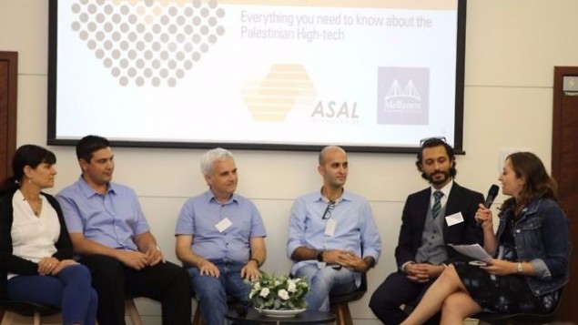 ممثلون عن ’ميلانوكس’ وروابي و ASAL يناقشون آفال الشراكة بين شركات الهايتك الإسرائيلية والفلسطينية، في تل أبيب، 12 يوليو، 2017. (Courtesy)