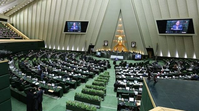 نواب إيرانيون يحضرون جلسة للبرلمان في طهران، 1 مارس / آذار 2016. (AFP/Atta Kenare)
