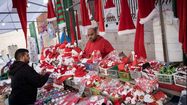 زينة عيد الميلاد تباع في الناصرة، 9 ديسمبر 2017 (Nati Shohat/Flash90)