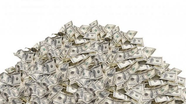 صورة توضيحية لكومة من الدولارات. (choness, iStock by Getty Images)