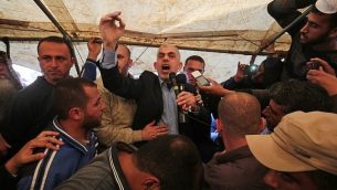 يحيى السنوار، زعيم جماعة حماس في قطاع غزة، يتحدث أثناء احتجاج شرق خان يونس في 6 أبريل 2018. (AFP PHOTO / SAID KHATIB)
